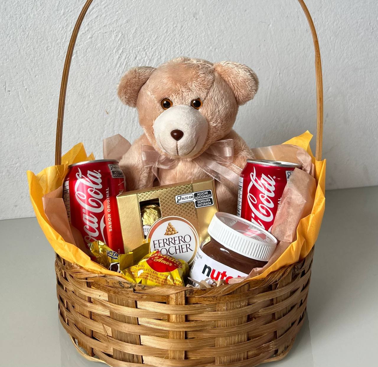 Cesta de Chocolates com Coca-Cola
